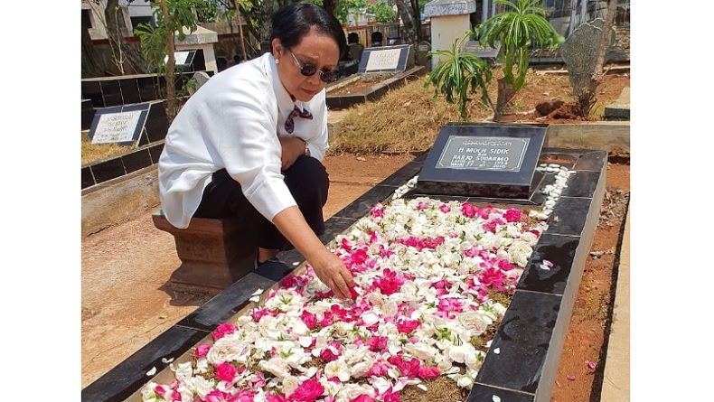 Kembali Jadi Menlu, Retno Marsudi Unggah Momen Haru di Pusara Sang Ayah