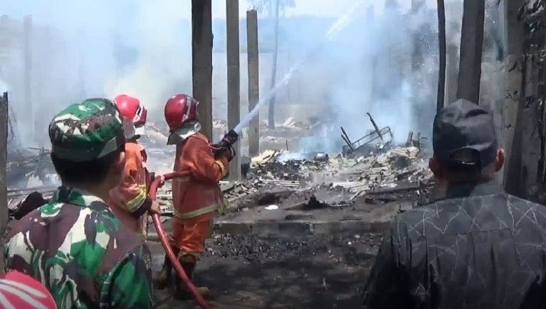 Kebakaran Gudang Mebel di Kediri, Api Diduga dari Mesin Genset