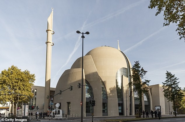 Pesan Anti-Muslim Berisi Makian Dikirim ke Masjid di Jerman