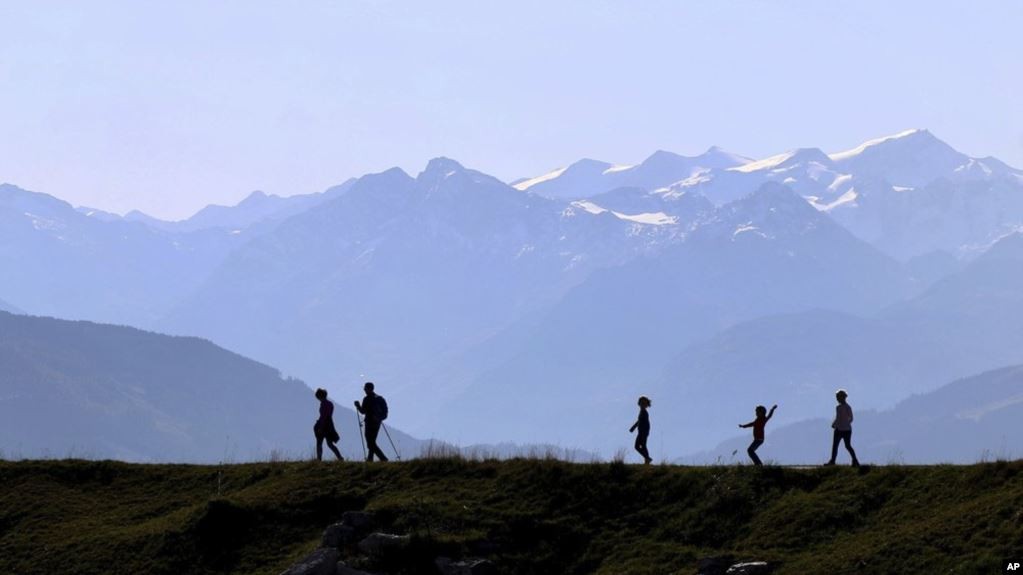Swiss Cemaskan Nasib Gletser di Pegunungan Alpen yang Makin Cepat Lenyap