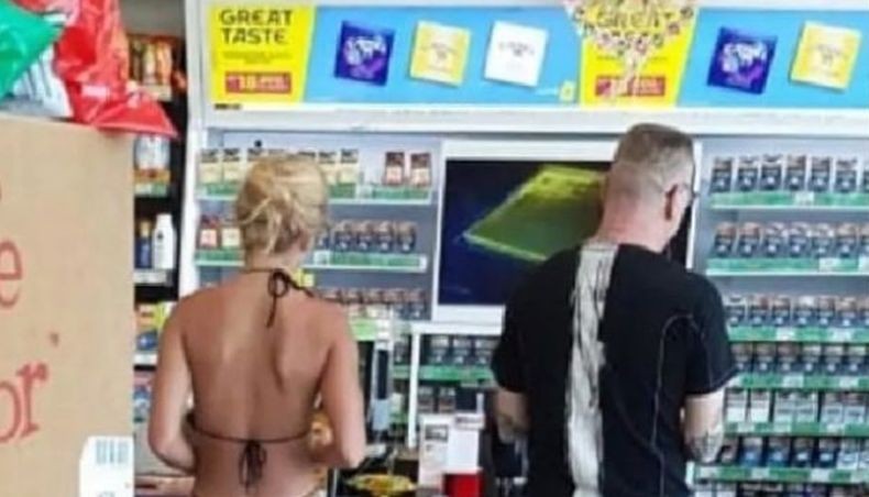 Heboh Turis Asing Berbikini Tali Belanja di Minimarket Bali