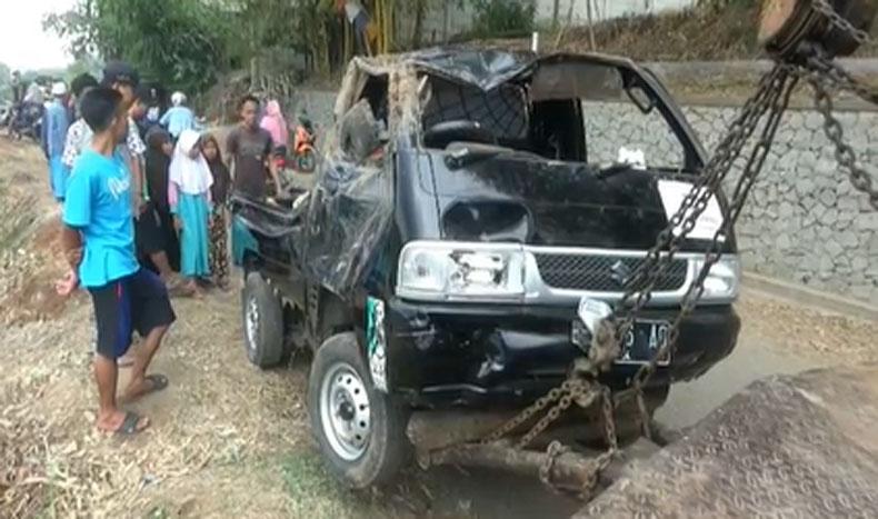 Mobil Pikap Rombongan Pengantin Terjun ke Sawah di Purwakarta, 2 Orang Tewas