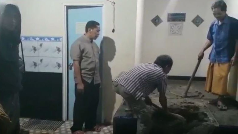 Foto-Foto Tim Inafis Polres Jember dan DVI Polda Jatim Bongkar Makam di Bawah Musala