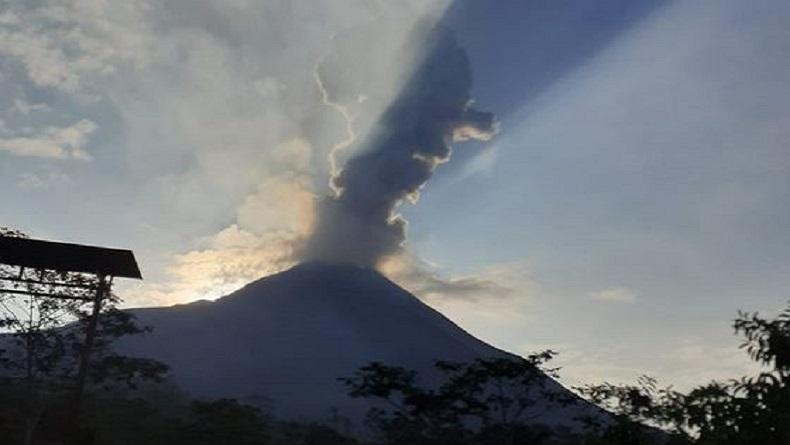 Gunung Merapi Meletus Hari Minggu Siang