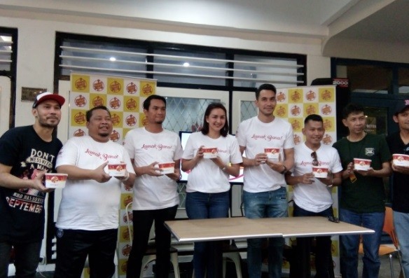 Darius Sinathrya Buka Usaha Rumah Makan Padang di Jakarta Selatan