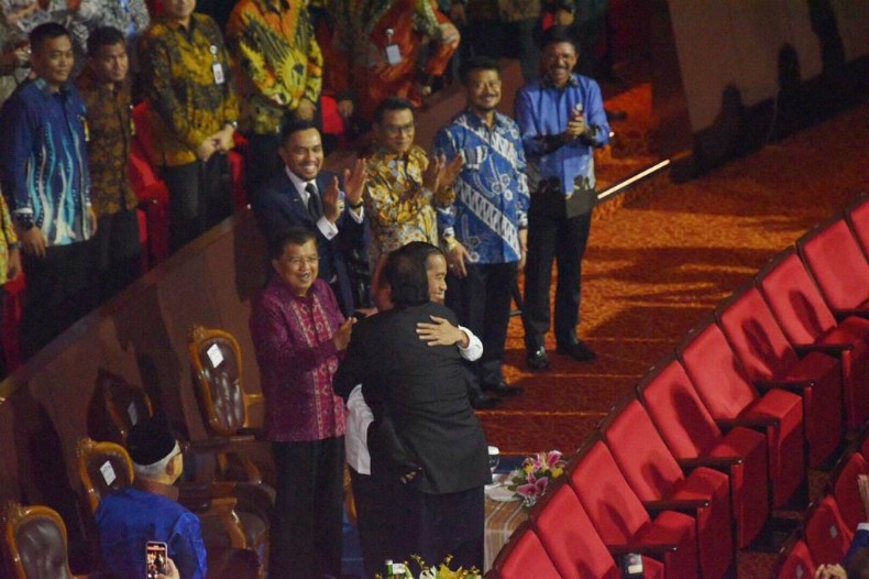 Jokowi Peluk Erat Surya Paloh di HUT ke-8 Partai Nasdem