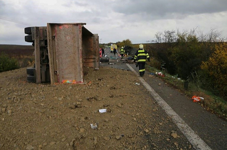 Bus Hantam Truk Berisi Batu di Slovakia, 20 Orang Tewas Termasuk 4 Siswa