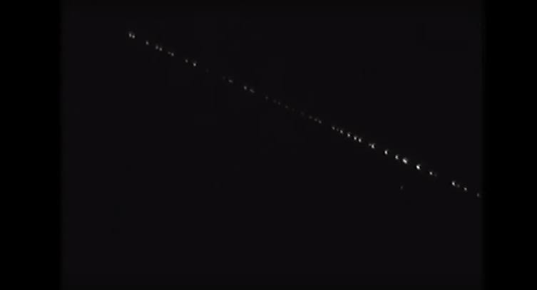 UFO atau Deretan Satelit? Cahaya Misterius di Langit Malam Kejutkan Warga Hawaii