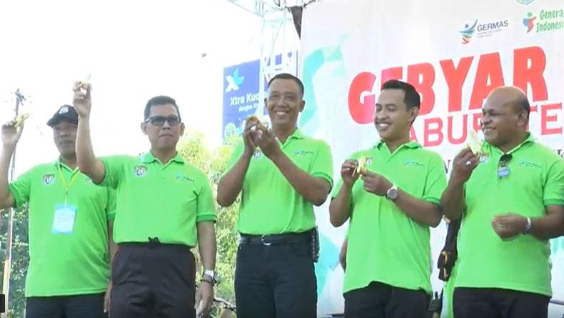 Kampanyekan Hidup Sehat, Ribuan Warga Ikut Aksi Makan Pisang Massal di Alun-Alun Kendal