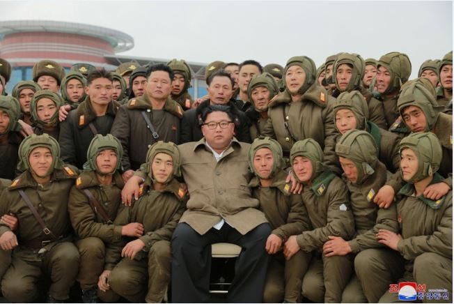 Kim Jong Un Pantau Latihan Perang Angkatan Udara Korut