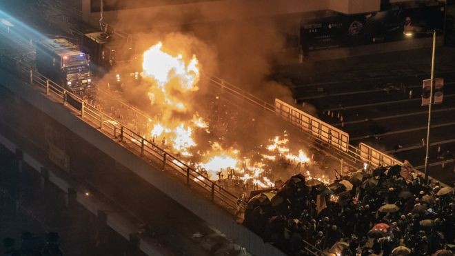 Polisi Hong Kong Berupaya Tembus Kampus, Demonstran Balas dengan Panah dan Api