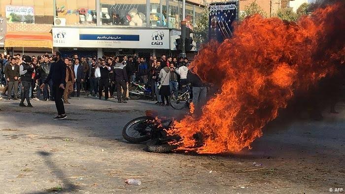 Demo Kenaikan BBM Masih Terjadi di Iran, Toko-Toko Mulai Dijarah