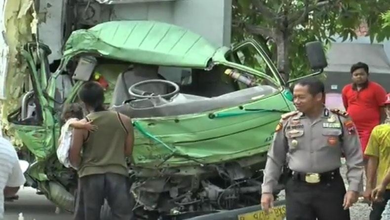 Diduga Mengantuk, Truk Es Krim Tabrak Truk di Grobogan, 1 Orang Tewas