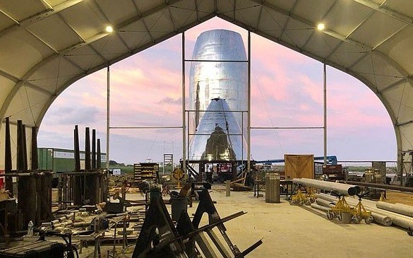 SpaceX Akan Kirim Starship ke Bulan pada 2022