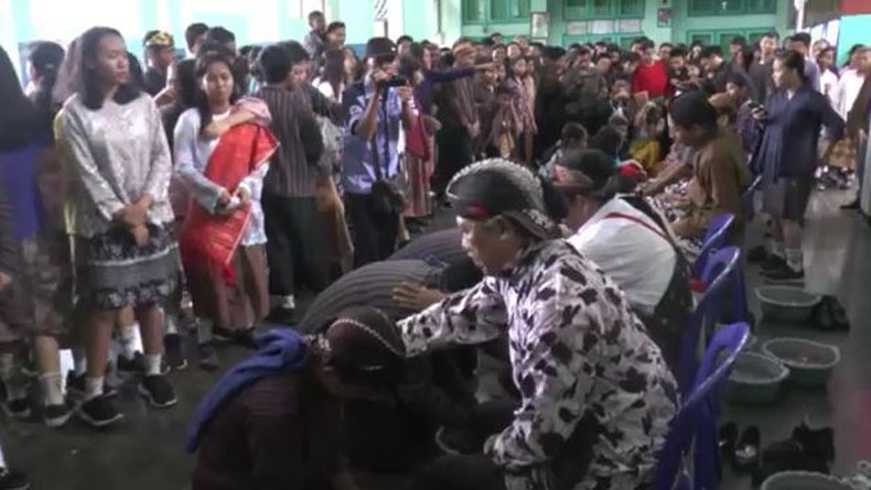 Momen Hari Guru Nasional, Siswa SMP di Cilacap Basuh Kaki Para Pengajar