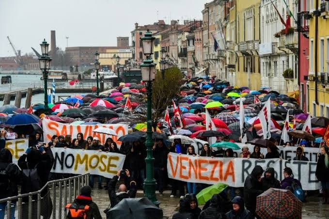 Lagi, Ribuan Warga Protes Banjir dan Banyaknya Kapal Pesiar di Venesia