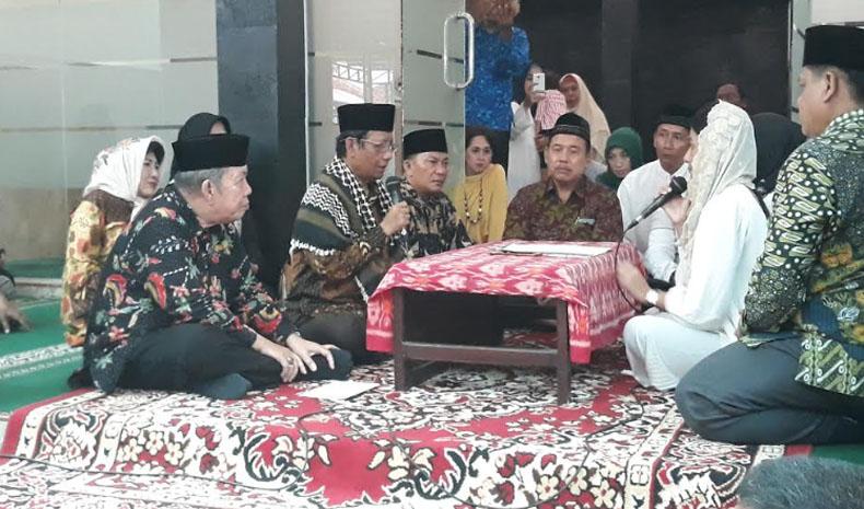 Mahfud MD Pimpin Pengucapan Dua Kalimat Syahadat Deviani Nathalia