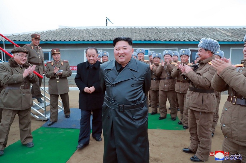 Pakai Jaket Kulit, Kim Jong Un Awasi Uji Coba Rudal Balistik Super Besar Korut
