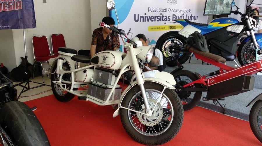 Sepeda Motor Klasik BMW R27 Ini Disulap Jadi Bermesin Listrik