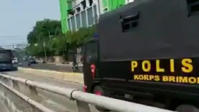 Viral Truk Brimob Lawan Arah di Busway, Polda Metro: Ada Emergency