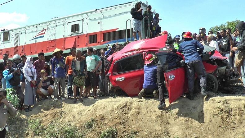 Toyota Yaris Mati Mesin di Perlintasan Kereta Api di Kendal, Suami Istri Tewas di Tempat