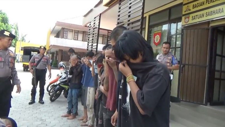 Belasan Anak Punk Diamankan Polisi saat Pesta Miras dan Mabuk Lem Oplosan