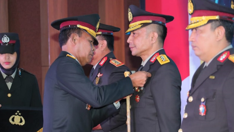 Wakil Kepala BSSN Komjen Pol Dharma Pongrekun Dianugerahi Bintang Bhayangkara Pratama dari Kapolri
