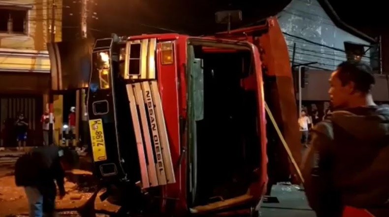 Diduga Rem Blong di Jalan Menurun, Truk Tronton Seruduk 4 Mobil di Ungaran