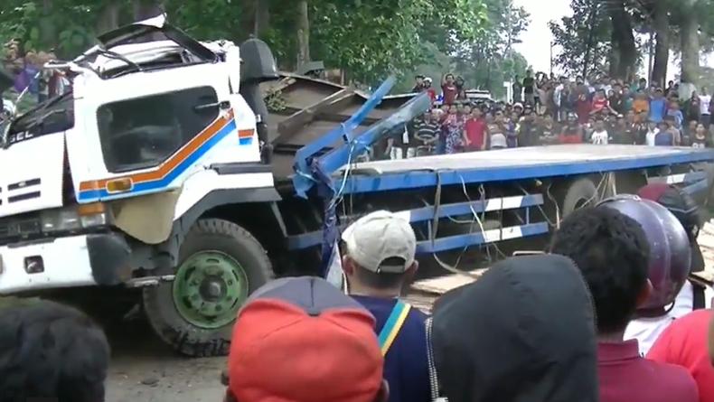 Tronton Tabrak 6 Kendaraan di Temanggung akibat Rem Blong, 1 Orang Tewas, 6 Luka-Luka