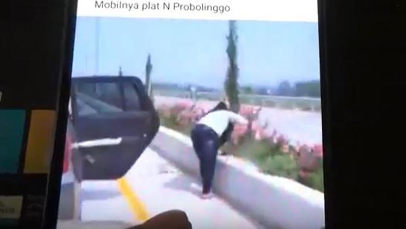 Viral Emak-Emak Terekam Kamera Curi Bunga di Exit Tol Singosari