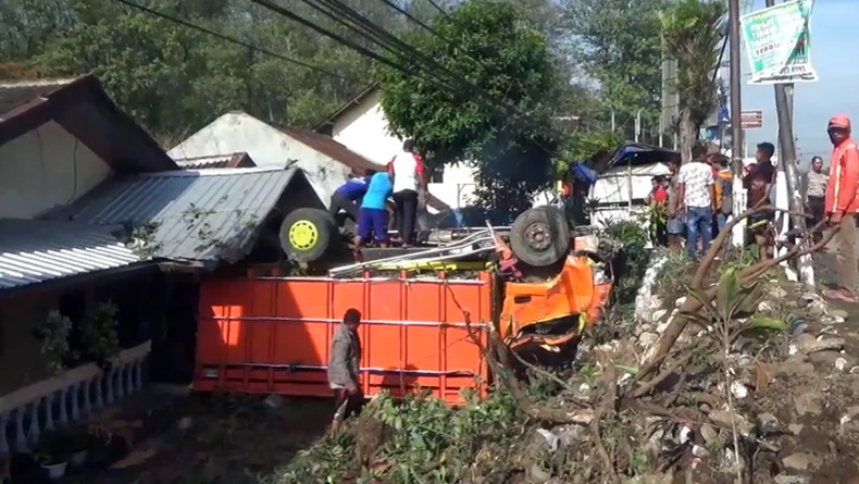 Sopir Mengantuk, Truk Bermuatan Cabai Terguling dan Hantam Rumah Warga Jember