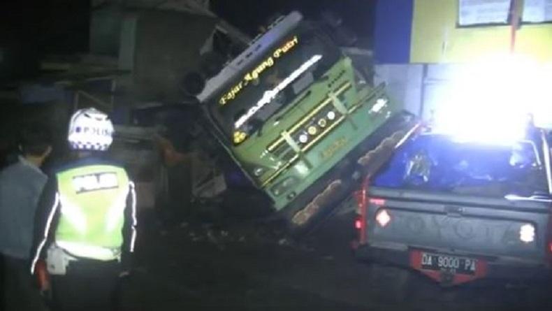 Truk Pasir Tabrak Ruko di Cianjur, 3 Orang Sekeluarga Tewas Tertimbun Reruntuhan