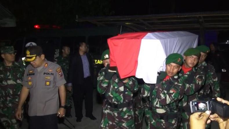 Tiba di Rumah Duka, Jenazah Prajurit TNI yang Gugur di Papua Disambut Tangis Keluarga
