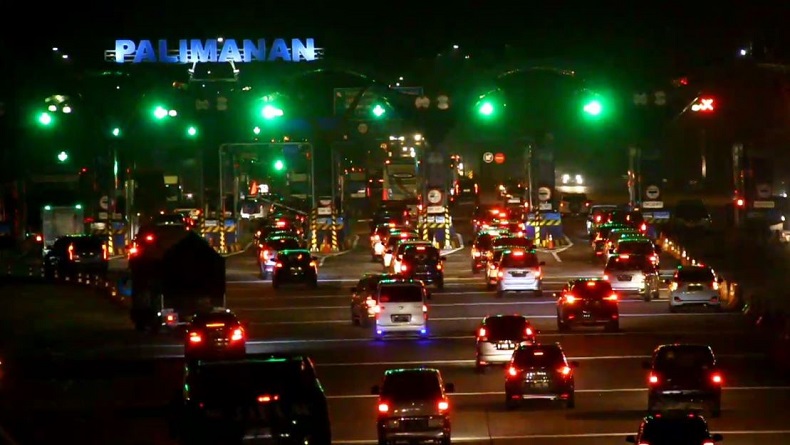 Malam Hari, Arus Lalin di Gerbang Tol Palimanan Lancar