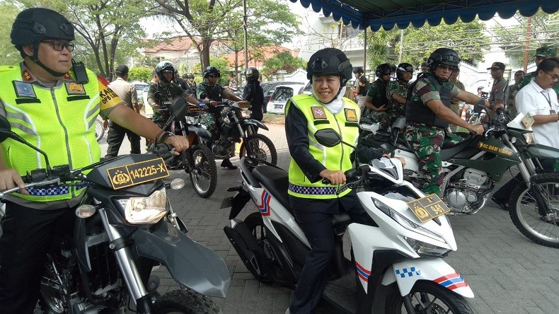 Naik Motor, Gubernur Khofifah Tinjau Kesiapan Misa Natal Sejumlah Gereja