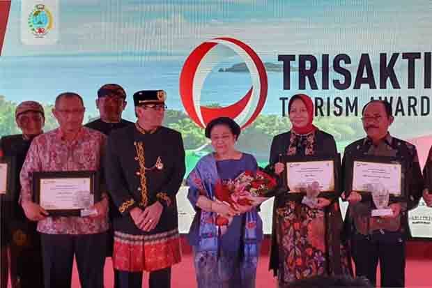 Diberikan oleh Megawati, Kabupaten Tabanan Raih Trisakti Tourism Award 2019