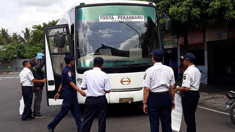 Jelang Nataru, Pemkab Kulonprogo Periksa Awak dan Angkutan di Terminal Wates