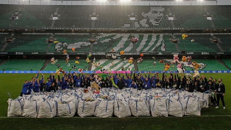 Suporter Real Betis Lempar Boneka ke Lapangan untuk Hadiah Natal