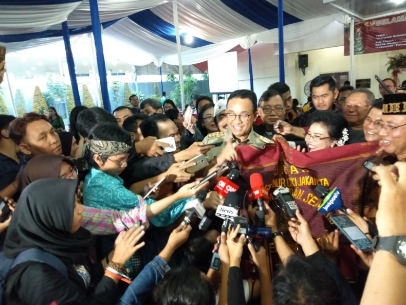 Anies Dapat Cendera Mata Kain Ulos Khas Batak di Gereja HKBP Petojo Grogol