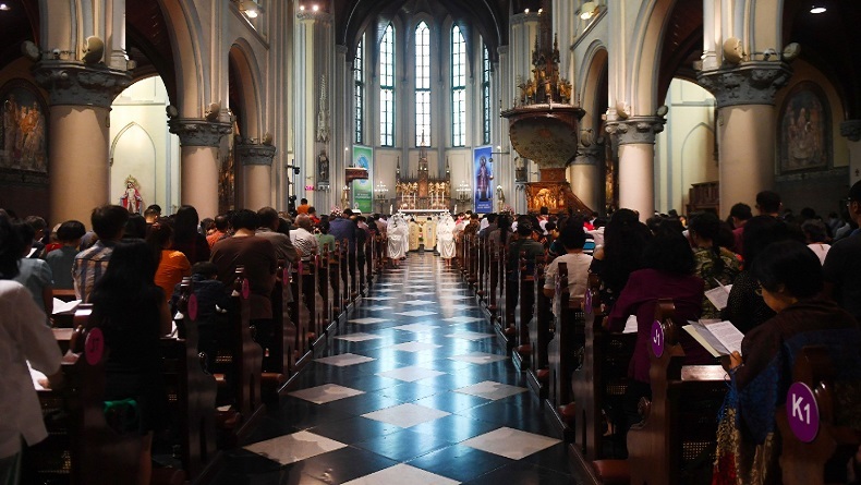 Jemaat Gereja Katedral Jakarta Khidmat Ikuti Misa Malam Natal