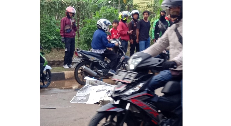 Jatuh dari Boncengan Pacar, Perempuan Tewas Terlindas Bus di Ciputat