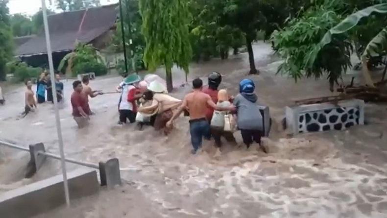 Hujan Lebat selama 2,5 Jam, Akses Warga di Tulungagung Terputus akibat Longsor dan Banjir