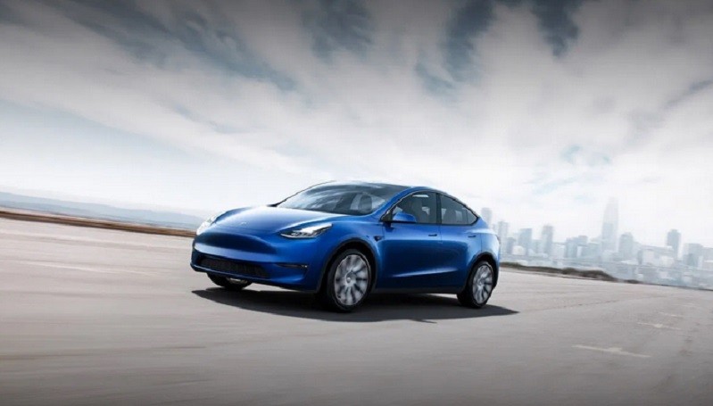 Elon Musk Isyaratkan Disney Plus Hadir di Kendaraan Tesla