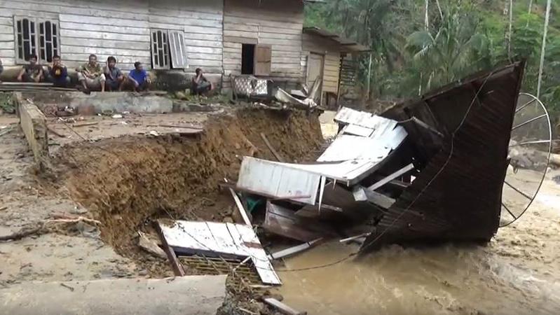 Banjir Bandang Labura, 5 Orang Sekeluarga Hilang Terseret Arus Bersama Rumah Mereka