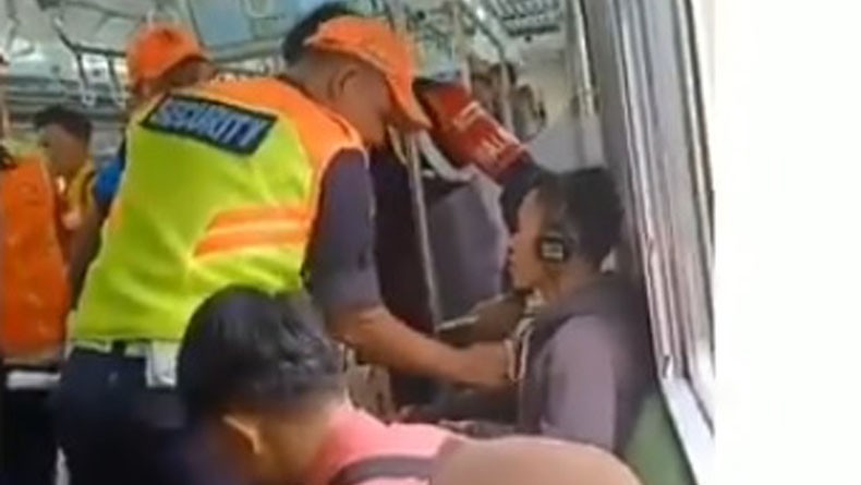 Petugas Turunkan Paksa Penumpang KRL karena Nekat Merokok di Dalam Gerbong