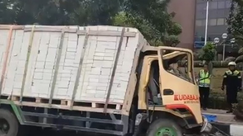 Kecelakaan di Dekat Tol Semanggi, Bagian Depan Truk Pengangkut Hebel Rusak Parah