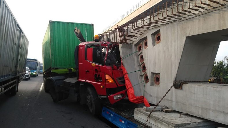 Kecelakaan di Tol Jagorawi, Truk Kontainer Ringsek Hantam Trailer Pengangkut Beton