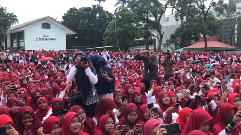 Menko Polhukam Mahfud MD Lantunkan Selawat Qasidah Burdah Bersama Mahasiswa UIN Sumut