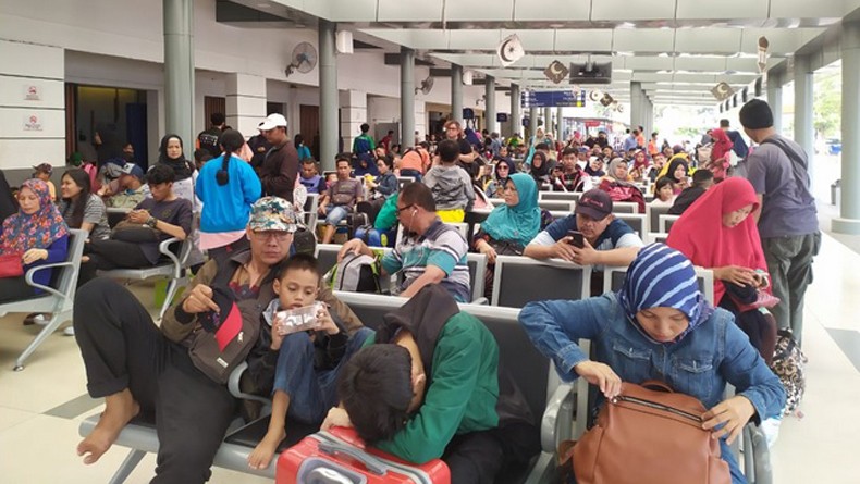 Stasiun Pasar Senen hingga Siang Ini Masih Diserbu Pemudik