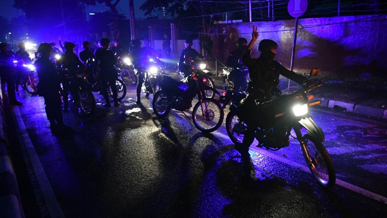 Lampu Penerangan Jalan Petamburan Padam, Massa Aksi Masih Bertahan